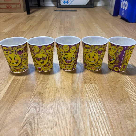 McDonalds |  3D Hologram Smiley Emoji Cups Happy Meal Toy 2017 Plastic 12 Oz - Picture 1 of 9